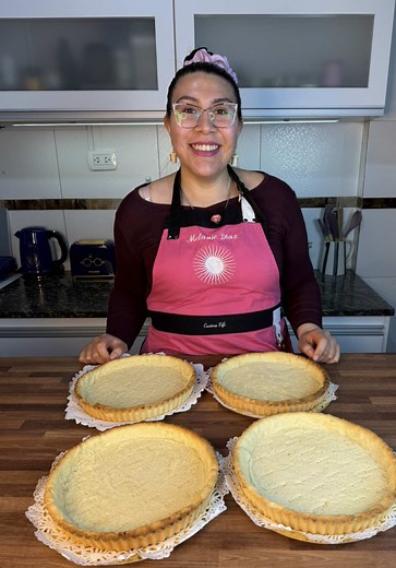 Con menos de $10.000 hacemos 4 bases para tarta dulce Ingredientes: rinde 4 tartas de 24 cm Harina 0000 1kg Manteca/ mantequilla 400gr 4 huevos grandes o 5 chiquitos Azúcar 300gr Esencia de vainilla 1 cdita Ralladura de 1 naranja ✅Deja de buscar por todos lados receta para emprender que no funcionen, en mi tienda te arme un pack con 29 recetarios digitales, masterclass pre grabada y guía para emprendedores, todo a un 70% off y cuotas sin interes, CONSEGUILO haciendo click en el link que está en