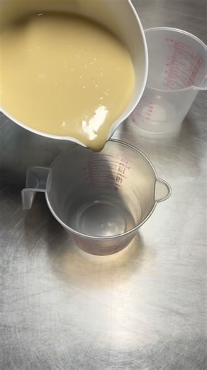 🌾 Restocking the popular Oats Milk Bar! Crafted with nourishing colloidal oats and rich shea butter, this luxurious soap is designed to pamper your skin. Infused with activated charcoal and a delightful blend of skin-loving oils, it offers a gentle cleanse while keeping your skin hydrated and radiant. ✨Finished it off with some piped soap and a charming honey dipper stick, drizzled with honey looking soap. 🍯 A feast for the eyes and a treat for your skin—this bar is a must-have for your soap c