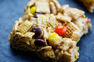 PRINTABLE RECIPE: https://www.bunsinmyoven.com/reeses-peanut-butter-chex-bars/ Move over, Rice Krispies Treats - there's a new cereal bar in town! These Chex Bars have the perfect crispy and gooey texture, plus they're loaded with peanut butter! #dessert #recipe #peanutbutter | Buns In My Oven