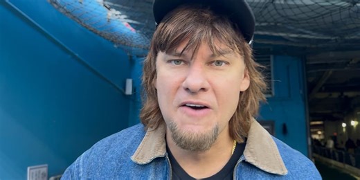 Theo Von makes appearance at Iowa-Missouri Music City Bowl game
