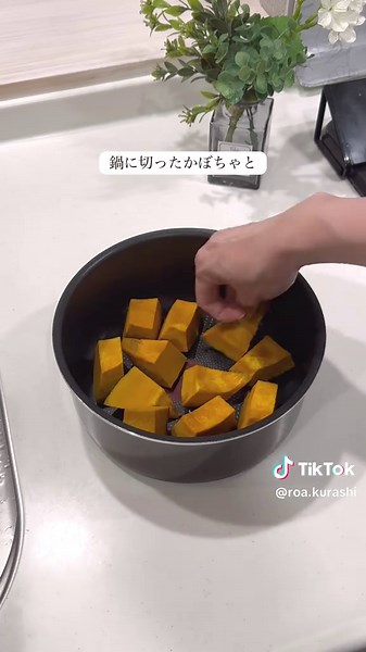 ↓個人的には…🤫↓ こんばんは！ろあです☺️ SNSでバズってるあずきバーアレンジ みんな知ってる？ 本当においしく出来るのか気になったから 試してみたよー！🫘 1.かぼちゃと小豆のいとこ煮 これはスイーツ感覚で食べられる一品✨ 軽く塩を振ってるけど、味付けは あずきバーだけなのにちゃんと味が 整ってて驚き！😳 個人的にはさつまいもで作って バターをちょい乗せしたバージョンが 最高に美味しかった🤤💕 あまじょっぱいのが好きな人にオススメ！ 2.おしるこ おしるこってちゃんと作ろうとすると 結構手間がかかるイメージだけど この方法ならマグカップに あずきバーとお餅を入れてレンジで 加熱するだけで簡単に出来るからすごい！ しかも味もちゃんと美味しい😋✨ あずきバーは簡単に手に入るし これからおしるこが食べたくなったら 絶対この方法で作る！🫘💕 ぜひ試してみてね！ …………………………………………………… Instagramでも ✩暮らしを快適にする便利グッズ ✩かんたん家事＆ライフハック を発信しています◎ @roa.kurashi 検索・フォローして頂けたら嬉しいです☺️