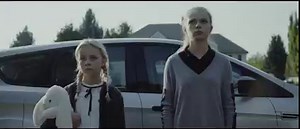 Hier kommt der Trailer zu einem brandneuen Horror-Highlight! In diesem Spiegel wohnt das Grauen... Den gruseligen Dämonen-Horror BEHIND YOU gibt es ab 12. August zum streamen und ab 2. September auf BLU-RAY und DVD! Zwei junge Schwestern kommen nach dem Tod ihrer Mutter bei ihrer Tante unter. Die unheimliche Frau wohnt allein in einem großen, alten Haus. Alle Spiegel sind bedeckt oder im Keller versteckt. Nicht ohne Grund, wie die Schwestern schnell merken. Unabsichtlich setzen sie einen bösarti