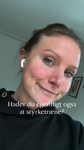 Jo, du skal. Styrketræning har så store sundhedsmæssige fordele, at vi ikke må lade være (knogler, muskler, funktion, mentalt, alderdom, sygdomsforebyggelse, osv!) Men du behøver ikke gøre det kompliceret, bare fordi du ser det på Instagram. Lav 4-6 simple øvelser 3x6-10 gentagelser 2 gange om ugen og så er du good to go🤌🏼 Et eksempel: Squat, lunges eller benpres Hip thrust, dødløft eller RDL Træk variationer (pull down, rows) Pres variationer (push ups, skulderpres, bænk) Alle de her øvelser 