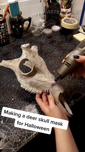 Crafting a deer skull mask for Halloween! 🎃 Materials: Cardboard, masking tape, toilet paper, hobby glue, clay, aluminium foil, putty, acrylic color and soft pastels. #papermache #papiermache #craft #crafting #halloweencrafts #halloween #skull #deerskull #halloweencraft
