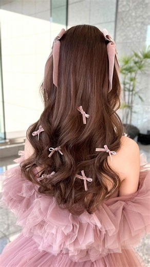 𝐒𝐀𝐊𝐈𝐇𝐎｜𝐵𝑟𝑖𝑑𝑎𝑙 𝐻𝑎𝑖𝑟 & 𝑀𝑎𝑘𝑒𝑢𝑝 on Instagram: "⁡ ⁡ ⁡ ** ┈┈┈┈┈┈** ⁡ Palace Hotel Tokyo Wedding🎄💓 ⁡ 前回Postに続き… とっても可愛いririさんの お色直しのスタイルをリールに♡ ⁡ リボンをたくさんつけた ツインダウン🥨🎀 前髪をまとめ しっかりチェンジ💫 ⁡ メイクもピンク系で sweetにまとめました🥰 ⁡ ⁡ 💄@sakiho.bridal ⁡ ** ┈┈┈┈┈┈** ⁡ 【 🗓️2026.ご婚礼空き日程🖊️ 】 ⁡ ご婚礼や前撮りヘアメイクの 空き状況につきましては 日々変動がございますので お問い合わせください💌 ⁡ ご依頼、お問い合わせは Instagram DMより ♢お名前 ♢会場名 ♢日時 をご明記いただき ご連絡お待ちしております🪄 ⁡ ＿＿＿＿＿＿✩"