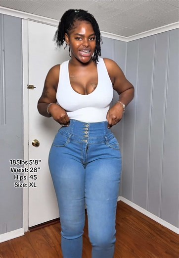 High-Waist Buttoned Jeans for Effortless Minimalist Style