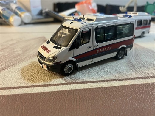 本期主角：微影1/43：斯宾特（警察机动部队B连第一队第一辆车），卡罗拉（机场警区），狗仔1/43：宾士310（湾仔军装总部车），福特全顺（湾仔军装第43辆车）