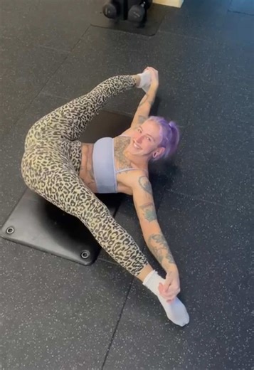 Straddle is getting better 🙌🙌 fun gym sesh with @olivia_ruby_actor #splits #gymgirls #bendy #gym #fitnes