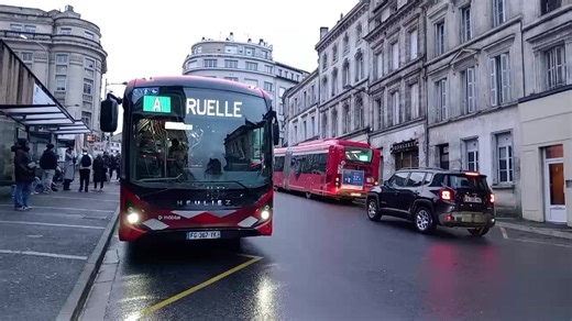 Ligne A la couronne Galland Ruelle Cité Scolaire ruelle Puyguillen Parc Expo Carat Heuliez GX 437 hybride Linium Ligne BHNS (BUS HAUT NIVEAU DE SERVICE) Numéro de parc 963 Temps de trajets 54 minutes Fréquence 12 minutes Arrêt Angoulême Franquin Connexion avec les lignes A B 1 2 3 4 5 7 10 S1 51 56 59 60 69 70 NAU N1 N2 S1 121 123 124 132 160 161 133 160 161 181 182 183 184 Exploitant STGA Dépôt d'affection Angoulême Ville Angoulême Merci à Éric pour le signe de mains et appels de phare Photo fa