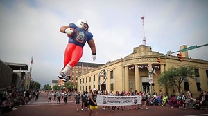 Pro Football Hall of Fame Class of 2022 arrives at HOF parade