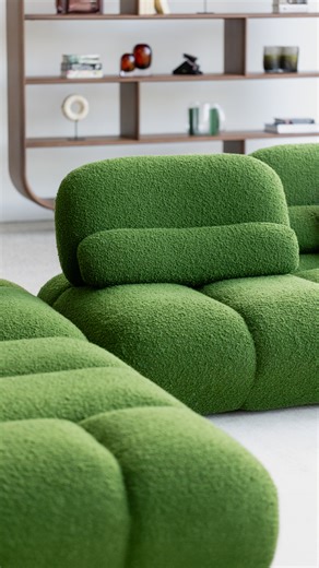 With its generous curves and sculptural silhouette, the Script modular sofa offers a new take on relaxation. Its voluptuous lines and enveloping backrests lend a playful yet sophisticated allure to any living space. With its ergonomic design embracing each movement, the sofa is like an invitation to let go, delivering a fully sensory experience. TASCHEN. DDM Architectuur. | Roche Bobois Paris