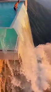 Cliffside Infinity Pool Glass Wall Bursts 🏊‍♂️🏔️ #infinitypool #fail #collapse #disaster #water #scary #mansion #accident | Momentos de un Arquitecto