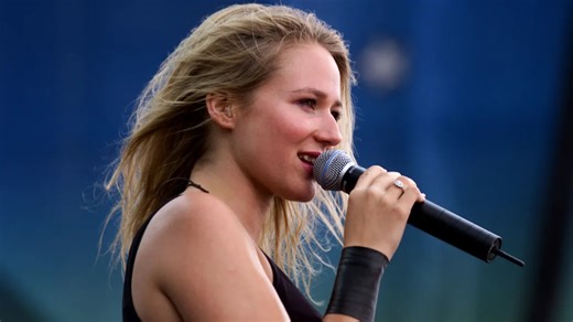 Jewel's Live Performance of 'You Were Meant for Me' Leaves Fans in Tears