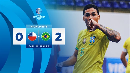 Brasil venció a Chile y quedó a un paso de las semifinales de la CONMEBOL Copa América Futsal 2026™. En un duelo muy parejo que cerró la cuarta fecha del Grupo B, la Canarinha fue superior en el primer tiempo, incluso con dos remates al poste, pero recién pudo romper el cero tras una interrupción por lluvia. En la reanudación apareció Cleber por duplicado para definir el partido y encaminar la clasificación brasileña. Ahora, Brasil buscará sellar su pase ante Venezuela, mientras que Chile se jug