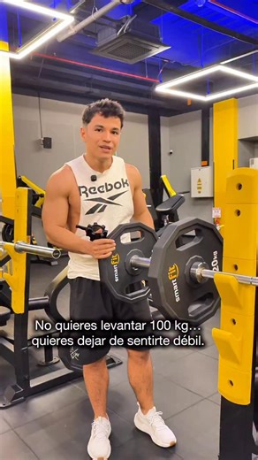 Sebas | Conciencia on Instagram: "La mejor estrategia para mejorar fuerza en pecho 👇🏼Para romper una meseta necesitas tres variables claras: 1️⃣ Adaptación neural Incluye 1 sesión semanal de fuerza máxima: 1–3 repeticiones al 85–90% de tu 1RM. Objetivo: mejorar el reclutamiento de unidades motoras y la sincronización intermuscular. Aquí no construyes más músculo, optimizas el que ya tienes. 2️⃣ Estabilidad escapular y del manguito rotador Sin estabilidad proximal no hay transferencia de fuerza
