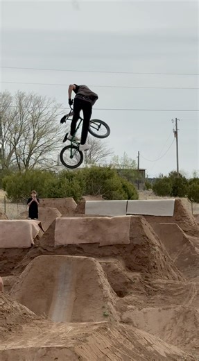 Choo choo #colonybmx #havefunridebikes #bmxisfun #bmx #dirt #dirtjumping #trails #deadend