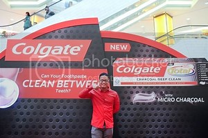 Menggosok Gigi Dengan Colgate Total Charcoal Deep Clean