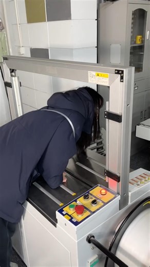 Strapping machineHigh-speed packing, one bundle per second, tightly and securely strapped.