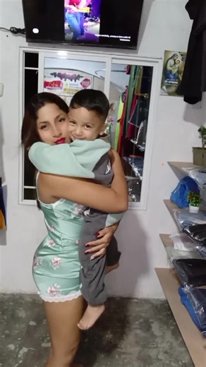 Videos de user50319861833 (@lisbeth.cedeo88) con “sonido original - LATINO74_3R🎧MUSIC🔊🌙⭐”