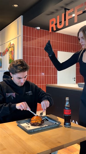 Ruff’s Burger on Instagram: "There is only one way, it's the right way. 😄 #ruffsburger #burgerliebe #smashburger #howto #tutorial #food # burgerlove"