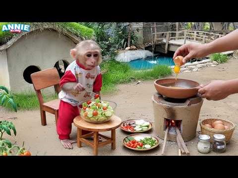 Monkey Annie happily enjoys the new dish cooked by her dad | Mini cooking