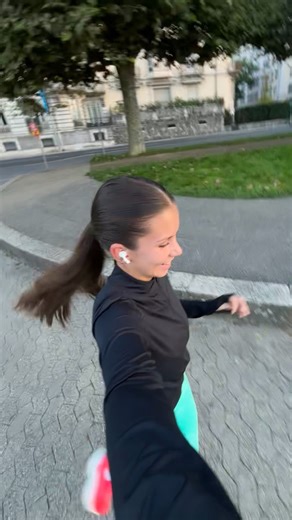 Elsa | Coach hybride: Run, Muscu, Hyrox on Instagram: "Tu galères à courir sans être à bout de souffle en 2 minutes ? Je suis passée par là… et j’ai mis 5 mois à comprendre ce qui n’allait pas 😮‍💨 Mais je vais te l’apprendre en 5 secondes… Alors abonne-toi ma girl pour enfin avoir toutes les clés pour kiffer tes runs et progresser sans te cramer. ✨ Parce que spoiler : si tu galères à chaque sortie, c’est pas forcément ton cardio le problème… C’est juste que tu fais (au moins) une de ces 3 erre