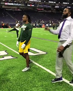 Randy Moss being casual with the one-handed catch 🤚 (via NFL on ESPN) | ESPN