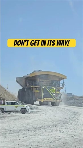 Don't Get in Its Way! 308 Giant Truck 🚫 (Jangan Halangi Jalannya! Truk Raksasa 308) #shortvideo