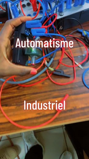 ✅L'automatisme industriel concerne l'automatisation des processus de fabrication et de production dans les industries. Cela implique l'utilisation de systèmes informatiques, de capteurs, d'actionneurs et de contrôleurs pour contrôler et surveiller les équipements industriels. L'objectif est d'améliorer l'efficacité, la sécurité et la qualité des processus industriels tout en réduisant les coûts et en augmentant la productivité. Les principaux composants de l'automatisme industriel comprennent le