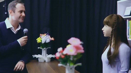 23岁美女机器人Erica清纯如初恋，能呼吸会撩汉！