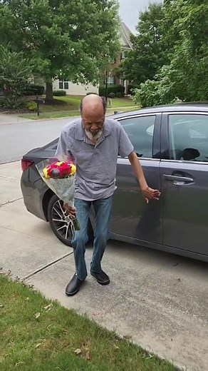 My Dad coming home to woo Mom with flowers after his #LSVT BIG therapy for #parkinsonsdiesease. #nourisheveryyou #marriagerocks #fypシ゚viral #fypシ #hangingwiththeelderlies #BlackLove