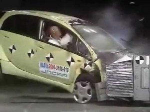自動車アセスメント：三菱アイ：オフセット前面衝突試験
