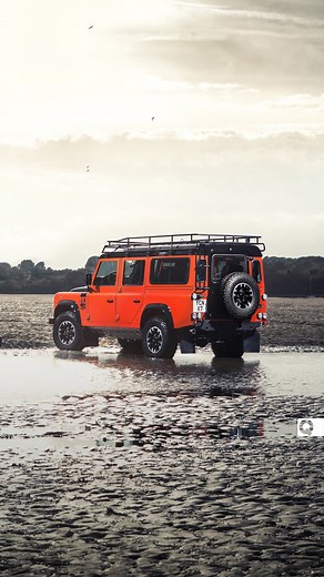 Defender Adventure | Una vera leggenda dell’off-road: la Defender, quella di penultima generazione. Prodotta fino al 2015, qui in allestimento Adventure che vanta caratteristiche estetiche particolarmente accattivanti e fanaleria LED. Mantiene le forme tipiche della carrozzeria che conosciamo da sempre, squadrate, perfette per il fuoristrada più impegnativo e per la massima abitabilità. Lo spazio davanti non è tantissimo, ma dietro, beh, ha un vano di carico che sembra davvero un monolocale. L’a