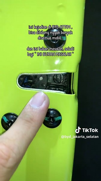 hello sobat byd ,khususnya BYD ATTO1, jangan panik, ini bukan masalah, hanya karna lock door nya mampet disana, jadi tinggal dibuka lagi dari handle pintu mobil kalian, lalu ditutup pintu mobil nya. selesai👍🏻 ,, info Test drive daerah jaksel kuningan dan sekitarnya, boleh DM / chat WA disini: 0812-1074-7471 , thank you!! #byd #atto1 #bydatto1 #ev #mobillistrik