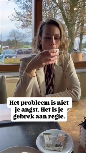 Nanda | Specialist in angst & paniek, met 12 jaar ervaring on Instagram: "Soms zeggen klanten tegen mij: “Ik reageer niet meer op de inhoud van alles wat ik denk of voel en dat geeft zóveel rust.” En iedere keer denk ik: ja. Dít is het moment waarop iemand eindelijk wakker wordt. Want laten we eerlijk zijn: de meeste mensen zijn jarenlang bezig met de verkeerde strijd. Ze analyseren hun gedachten. Ze scannen hun lichaam. Ze zoeken naar verklaringen, oorzaken, patronen… en denken dat dát hen gaat