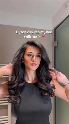 Liebe den blowout look ✨ -Kérastase Genesis Anti Hair-Fall Fortifying Serum -Kérastase Genesis heat protection -Kérastase Elixir Ultime L'Huile #fyp #dysonairwrap #dyson #blowout #hairtutorial @Dyson Deutschland @Kérastase