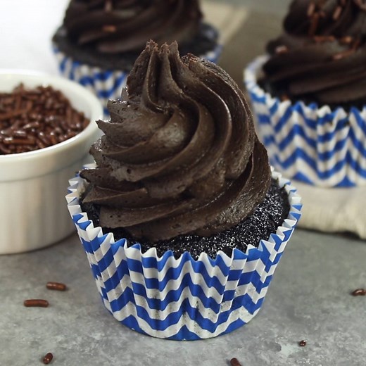 422K views · 628 reactions | Silky, Creamy and full of chocolate!! This is the BEST Chocolate Frosting!! Recipe: https://beyondfrosting.com/2014/08/15/the-best-chocolate-frosting/ | Beyond Frosting | Facebook
