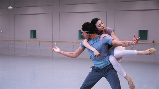 Dit gaat de geschiedenisboeken in! 🔥 Voor het eerst ooit danst Het Nationale Ballet een creatie van Jiří Kylián. Hiermee gaat een droom van veel van onze dansers in vervulling: eindelijk een werk te kunnen dansen van Jiří Kylián, een van de grootste choreografen van deze tijd. Kyliáns Wings of Wax is zien in het programma Dancing Dutch. 🇳🇱 Laatste tickets zijn beschikbaar via https://nationale.operaballet.nl/dancing-dutch-info-tickets . . . . . . . . A historic moment! 🔥 For the first time e