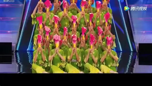 中国扇子舞登上【美国达人秀】节目，外国的评委都被美到了！