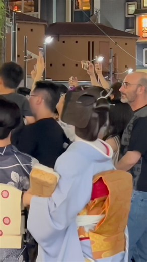 祇園祭の最中に祇園周辺で❗️突然始まった祇園太鼓や鷺踊に外国人観光客はご満悦‼️ #京都 #観光