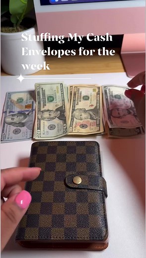 Using the Cash Envelope Method to stuff my cash envelopes. | Baddies and Budgets