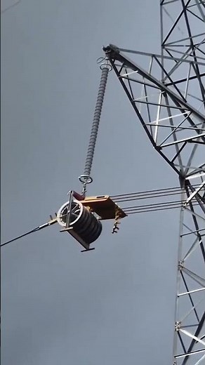 🔥 Watch This Lineman’s Seamless Technique in Action! #PowerLineWork #UtilityWorker #LinemanPride
