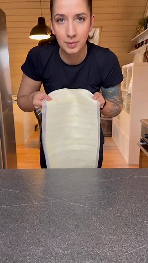 10K views · 10K reactions | Speicher dir das Rezept für später 癩 Zutaten: Für die Füllung - 3 Äpfel - 40g Butter - 30ml Milch - 50g Zucker - 1TL Zimt - 1 Rolle Blätterteig - 1 Eigelb - Zimt und Zucker zum Bestreuen - Puderzucker Bei 180 °C O/U Hitze für 18-20 Minuten backen. Lass es euch schmecken 李 #apfelstrudel #schnellerezepte #blätterteig | Veronika Karmanska | Facebook