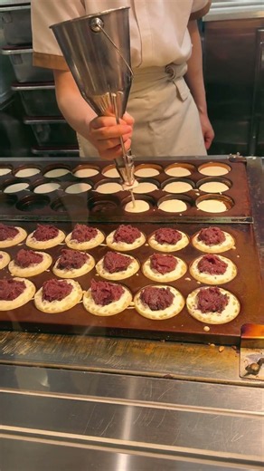 名駅デパ地下の焼きたて大判焼き🔥 御座候 名古屋タカシマヤ | Imagawayaki, Made Before Your Eyes #Shorts