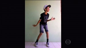 Confira imagens de internautas dançando o Passinho do Romano para o Fantástico