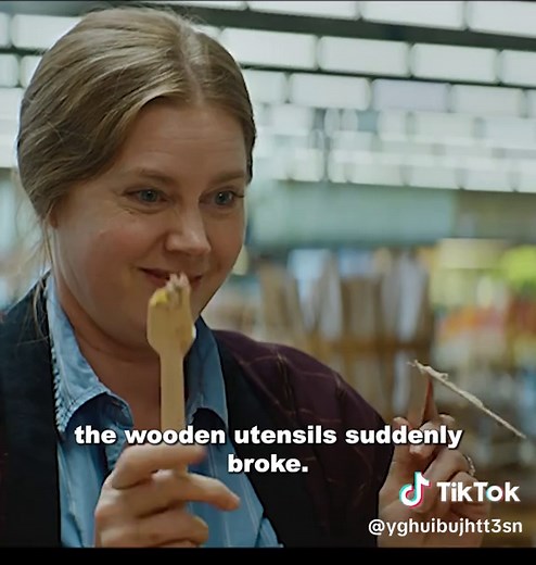 The woman suddenly realized that she was slowly turning into a dog. #flim #movie