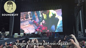 210K views · 3.1K reactions | “Penso di essermi appena rotto la gamba” Cosa significa essere una rockstar? Nel 2015, durante un concerto in Svezia, Dave Grohl cade dal palco e si rompe una gamba. Lo show sembra finito per tutti… ma non per lui. | SoundBuff | Facebook