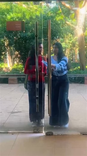 Musica Fada on Instagram: "Entre risas, partituras, pasos de danza y voces, nuestros estudiantes preparan algo muy especial. La ópera La Finta Giardiniera de Mozart llega por primera vez al Paraguay, y quienes la hacen posible son los artistas de nuestra casa. Cada movimiento, cada nota, cada gesto nace del trabajo en equipo, de horas de ensayo y del amor por el arte. La música y la danza se encuentran para contar una historia llena de encuentros, enredos y pasión, donde nada es lo que parece… y