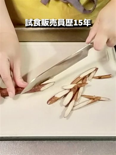 レシピはこちら↓↓ 【料理名】 鍋つゆけんちん汁 試食販売員15年 試食の松本です🙋‍♀️ 普段は商品をそのまま食べてもらうので 実はこういうアレンジレシピは紹介できない事が多いんです💦 ここでは 試食中に思いついて、実際美味しかったヤツを紹介します🍳 ﹏﹏﹏﹏﹏﹏﹏﹏﹏ 今日はこれ👇 【料理名】 鍋つゆけんちん汁✨ ✔ 材料変えOK ✔ 作り方シンプル ✔ ご飯がすすむ味 試食では出せないけど 絶対おいしい組み合わせです😋 「今日のごはんどうしよう…」 って日に作ってみてください🍳 ——— 米が止まらん 鍋つゆけんちん汁 【材料】 ・豚肉 200g ・ごぼう 1本 ・油揚げ 大3枚 ・冷凍里芋（M） 1袋 ・豆腐 1丁 ・焼きあごだし鍋つゆ（ストレート） 1袋 ・しょうゆ 少々 ・ごま油 20㏄ 【作り方】 ① ごぼう、油揚げ、豚肉を食べやすい大きさに切る。 ※豚肉は10㏄のごま油をよく揉みこんでおく（ほぐれやすくする為） ② 鍋に残りのごま油を入れ、ごぼう・油揚げ・豚肉を炒める。 ③ 全体に油が回ったら、よく振った焼きあごだし鍋つゆ（ストレート）を入れる。 ④ しょうゆ