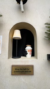 PIE WINDOWS > WINE WINDOWS Ring the bell, grab a free mince pie, and sip on hot spiced tea— it’s as easy as that 🔔 = 🥧 & ☕️ This delightful one day pop-up is brought to you by @sainsburys ’s in collaboration with Comic Relief. After enjoying your treat, consider donating a suggested £1 to support the cause. Plus, every penny from Sainsbury’s mince pie sales this year will go straight to @comicrelief , you’ve got to support Rudolph’s ‘red nose’ some how 😉 📍 @cornexchangemcr Ps. Someone do thi